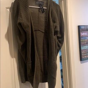 Olive green 3/4 sleeve cardigan with pockets